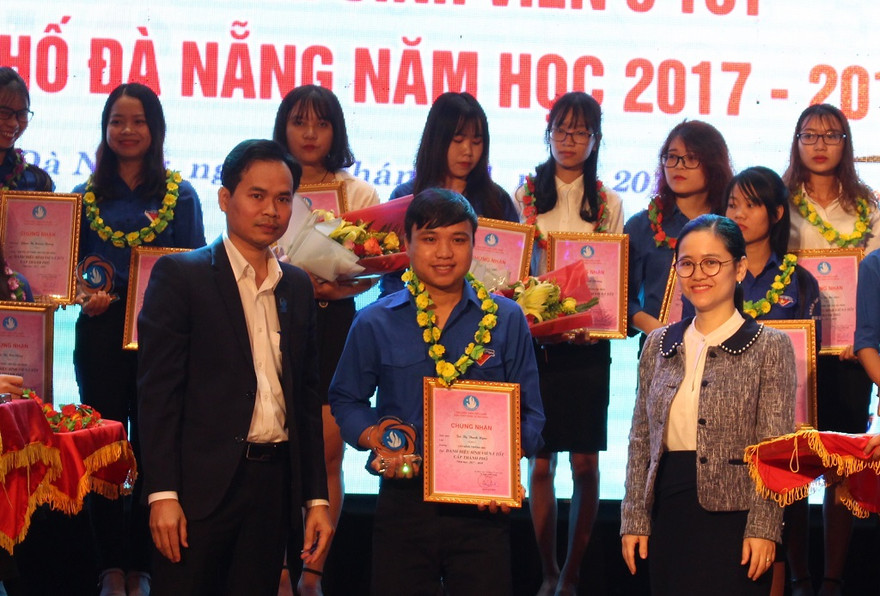 Thành đoàn Đà Nẵng tuyên dương 40 Sinh viên 5 tốt 2018. Ảnh: Giang Thanh