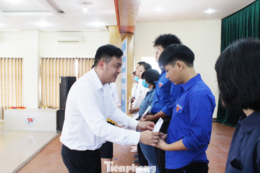 Anh Lê Công Hùng, Phó Bí thư Thành Đoàn Đà Nẵng, Phó Chủ tịch TƯ Hội Sinh viên Việt Nam trao học bổng Tiếp sức đến trường cho các bạn sinh viên. Ảnh: Giang Thanh