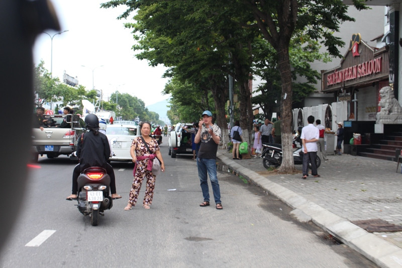 Phe vé ngang nhiên chèo kéo khách đi đường mua vé chợ đen để xem pháo hoa. Ảnh: Giang Thanh