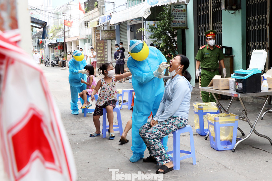 Các thí sinh dự thi tốt nghiệp THPT năm 2020 đợt 2 tại Hội đồng thi TP Đà Nẵng sẽ được lấy mẫu xét nghiệm SARS-CoV-2 vào ngày 31/8, thay vì ngày 1/9 như thông báo trước đó. Ảnh: Giang Thanh