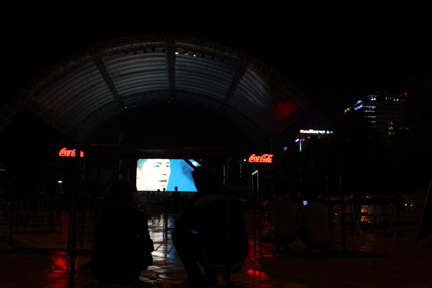 Người dân Đà Nẵng đội mưa xem trận Tứ kết của Olympic Việt Nam