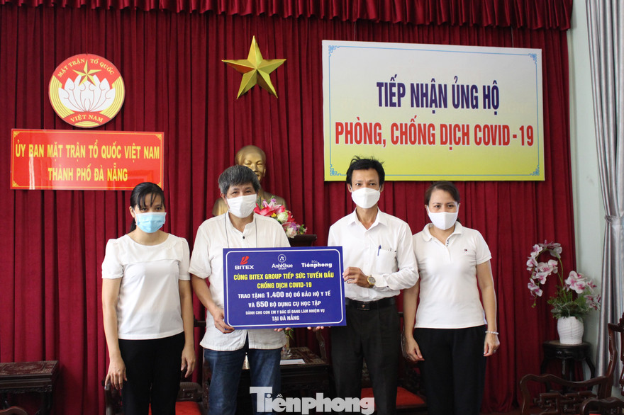 Nhà báo Trần Tuấn, Trưởng đại diện Báo Tiền Phong miền Trung trao tặng Ủy ban Mặt trận Tổ quốc Việt Nam TP Đà Nẵng 1400 bộ đồ bảo hộ, 650 phần quà cho con em các y bác sĩ lực lượng tuyến đầu chống dịch. Ảnh: Giang Thanh