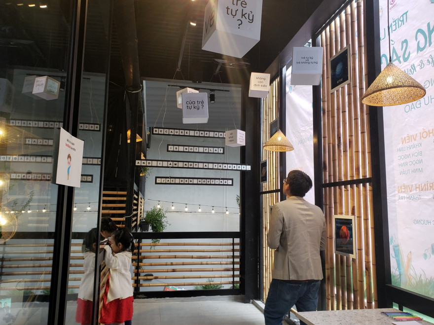 Tham quan hết 4 không gian nghệ thuật tại Triển lãm nghệ thuật Những sắc màu cảm xúc, người xem sẽ có cái nhìn rõ nét hơn về hội chứng về hội chứng phổ tự kỉ ở trẻ em