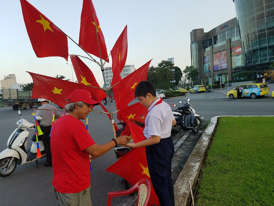 Trước giờ bóng lăn, Đà thành ngập cờ đỏ, sao vàng. Không khí cổ vũ bóng đá đang nóng lên từng giờ. Ảnh: Giang Thanh