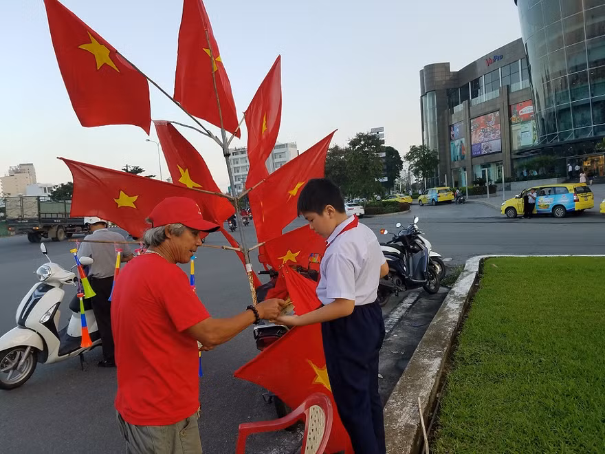 Trước giờ bóng lăn, Đà thành ngập cờ đỏ, sao vàng. Không khí cổ vũ bóng đá đang nóng lên từng giờ. Ảnh: Giang Thanh