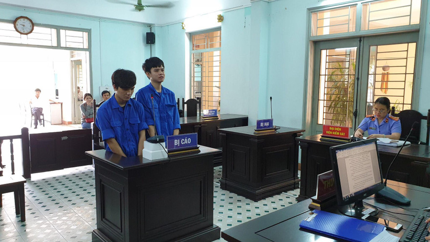 Hai bị cáo Trịnh Công Thức và Nguyễn Sỹ Hùng tại tòa