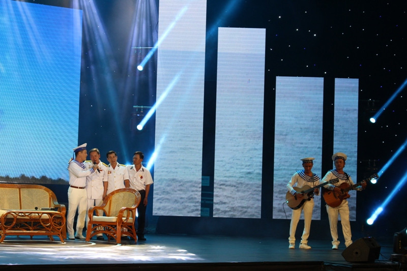 Phút ngẫu hứng của các cựu binh Gạc Ma với ca khúc Chút thư tình của người lính biển. Ảnh: Giang Thanh