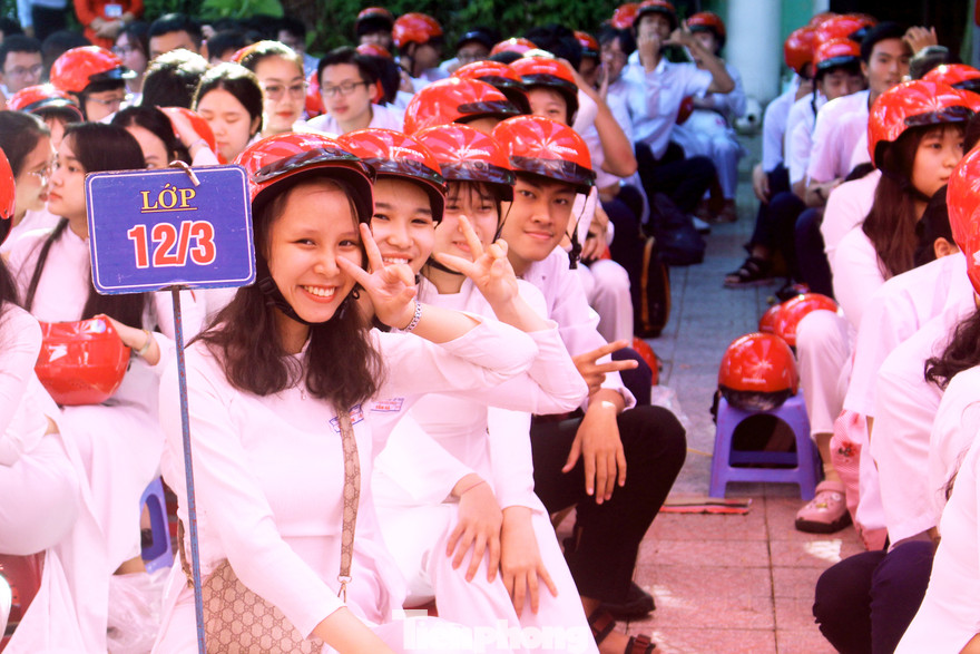 Ủy ban ATGT Quốc gia phối hợp với UBND TP Đà Nẵng tổ chức Lễ Phát động Chương trình Trao tặng 20 nghìn mũ bảo hiểm lần thứ 6 năm 2020 cho đối tượng là học sinh, sinh viên và người dân trên cả nước