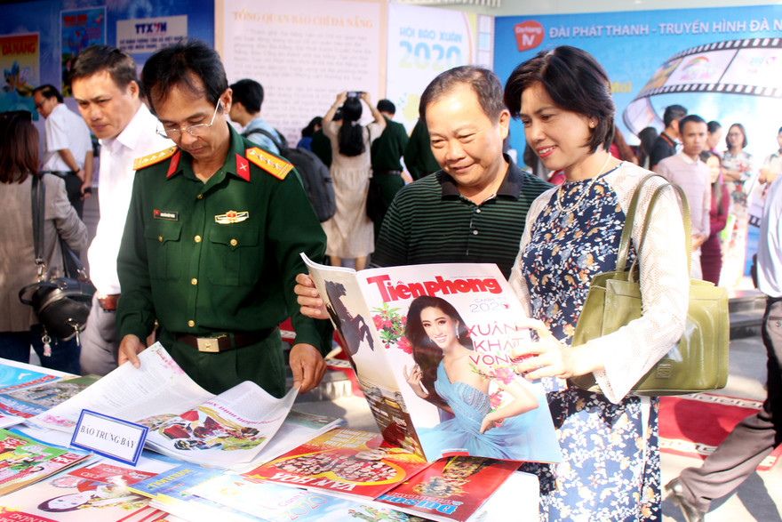 Ấn phẩm Xuân của báo Tiền Phong trưng bày tại Hội Báo Xuân Canh Tý Đà Nẵng nhận được sự quan tâm của đông đảo phóng viên và độc giả tham dự. Ảnh: Giang Thanh