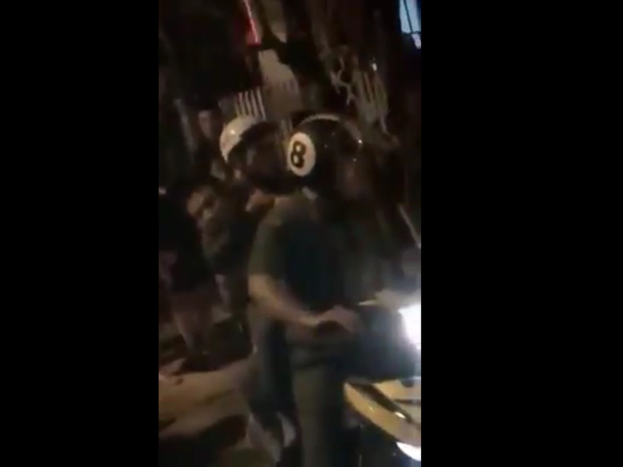 Nam thanh niên say rượu đốt chung cư được công an bắt về trụ sở. Ảnh cắt từ clip