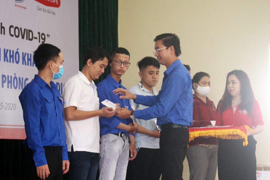 Thành Đoàn Đà Nẵng phối hợp với Báo Tuổi trẻ và các nhà tài trợ đã hỗ trợ 300 suất quà trị giá 300 triệu đồng cho người dân bị ảnh hưởng bởi dịch COVID – 19