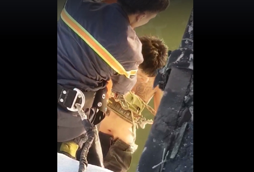 Nam thanh niên nghi ngáo đá, cố thủ trên dây cáp cầu Thuận Phước