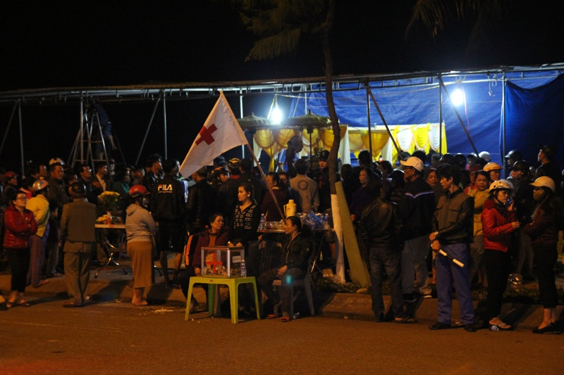 Người nhà lập bàn thờ ở khu vực bờ biển Nguyễn Tất Thành (Đà Nẵng) để tiếp nhận thi thể nạn nhân