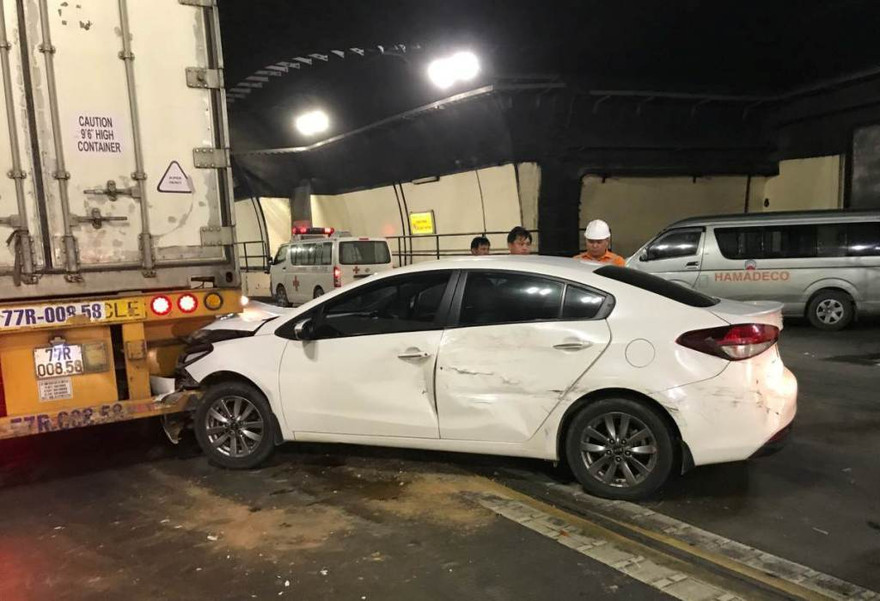 Bị xe tải tô mạnh, xe ô tô mất lái đâm vào đuôi xe đầu kéo đang đi cùng chiều trong hầm Hải Vân