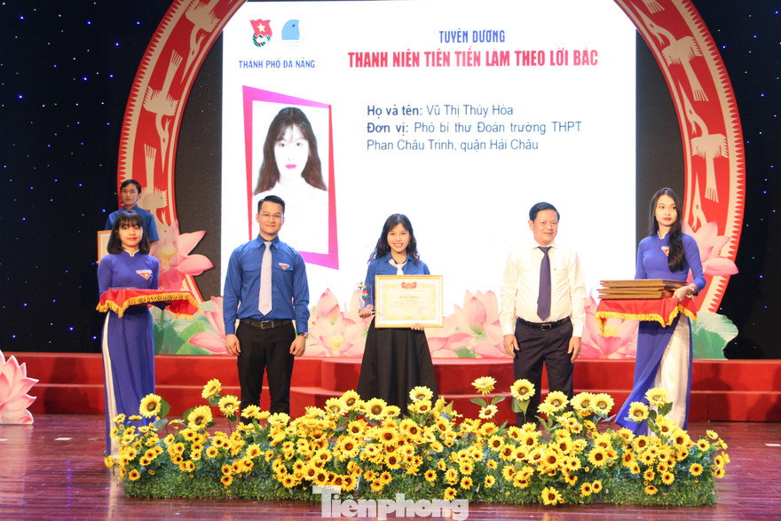 Thành Đoàn Đà Nẵng đã trao tặng cúp và bằng khen cho 37 gương thanh niên tiên tiến làm theo lời Bác cấp thành phố năm 2020. Đây là 37 tấm gương tiêu biểu nhất, xuất sắc nhất trong phong trào thi đua của tuổi trẻ Đà Nẵng