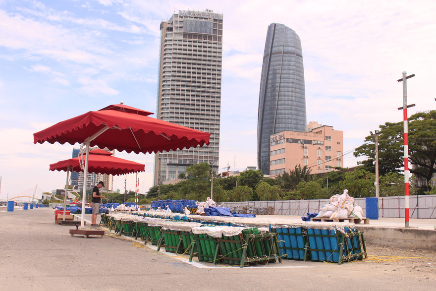 Hai đội Việt Nam và Nga đã lắp đặt xong khoảng 80% trận địa pháo hoa để chuẩn bị trình diễn mở màn Lễ hội pháo hoa Quốc tế Đà Nẵng 2019. Ảnh: Giang Thanh