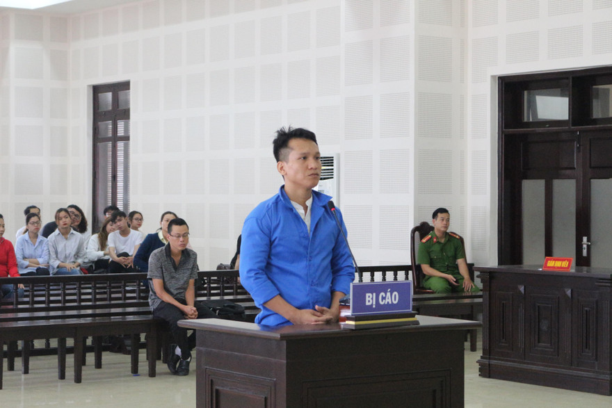 Chỉ vì mâu thuẫn nhỏ, bị cáo Hoàng Hồ Ngọc Đức (SN 1981, trú quận Thanh Khê, Đà Nẵng) đâm trọng thương bạn hát karaoke