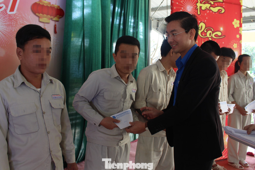 Anh Nguyễn Bá Duân, Phó Bí thư Thành Đoàn Đà Nẵng trao quà Tết cho những học viên có thành tích cải tạo tốt