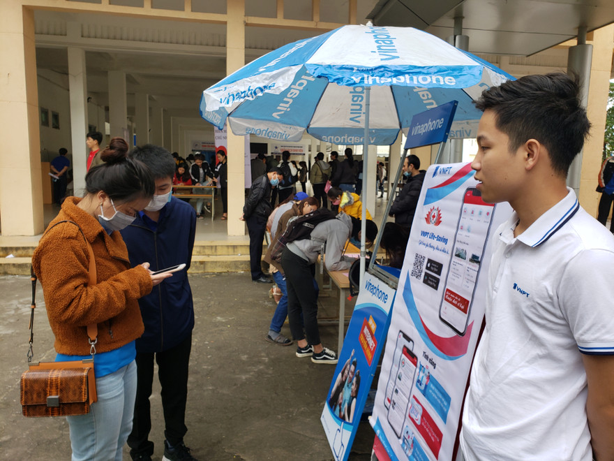 Thay vì đăng kí hiến máu theo cách truyền thống, người hiến máu sẽ đăng kí hiến máu trước thông qua ứng dụng VNPT Life - Saving. Thông qua ứng dụng này, người hiến máu sẽ giảm thời gian chờ đợi khi tham gia hiến máu. Ảnh: Giang Thanh