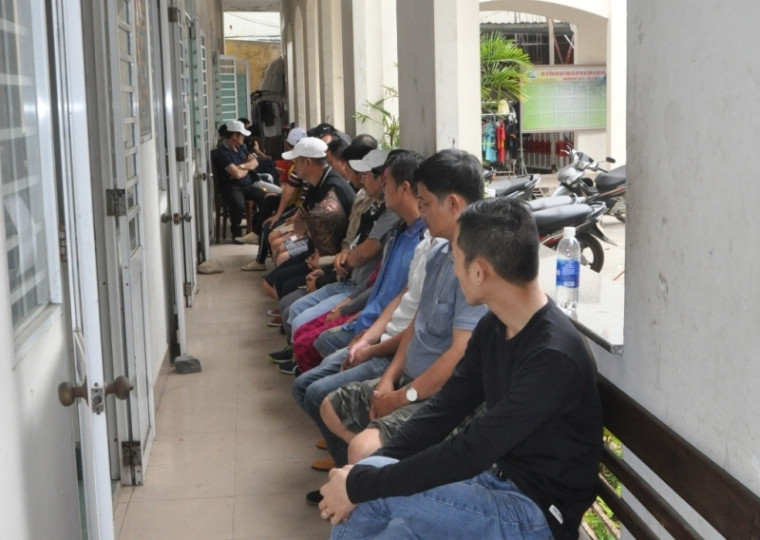 Công an quận Ngũ Hành Sơn vừa triệt phá được 1 ổ cờ bạc dưới hình thức xóc đĩa và tạm giữ 24 đối tượng