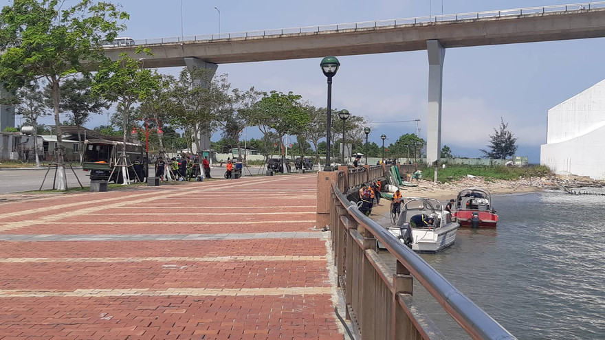Công an TP Đà Nẵng triển khai lực lượng tìm kiếm thi thể cháu N, ở khu vực dưới chân cầu Thuận Phước - nơi đối tượng Hời khai vứt xác con