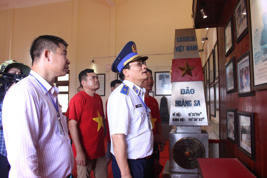Thiếu tướng Doãn Bảo Quyết, Phó Chính ủy Cảnh sát biển Việt Nam cùng các đại biểu đoàn công tác "Cảnh sát biển đồng hành với ngư dân" năm 2019 tham quan Nhà trưng bày hải đội Hoàng Sa kiêm quản Bắc Hải