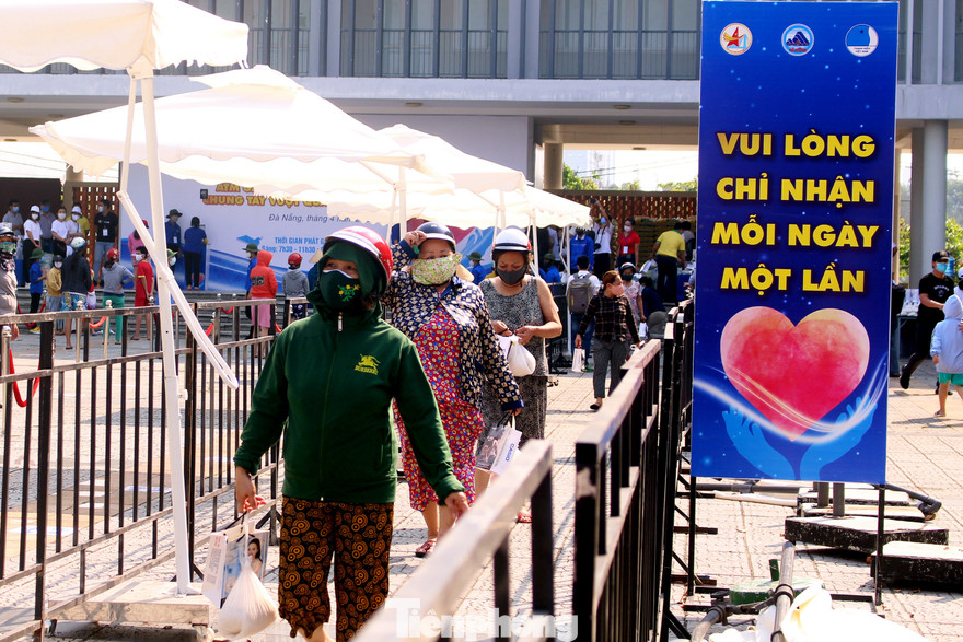 Không có sự chen lấn, không tập trung quá đông đúc, với sự bố trí bài bản của ban tổ chức, người dân xếp hàng ngay ngắn, lần lượt đợi trước 2 cây ATM gạo tự động đầu tiên tại Đà Nẵng để đợi nhận gạo miễn phí