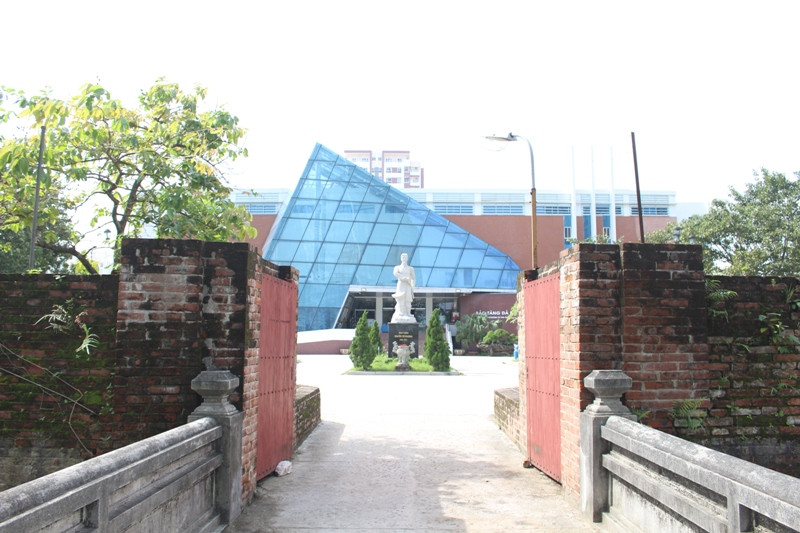 Đà Nẵng sẽ đầu tư 98 tỷ đồng để thực hiện giai đoạn 1 dự án "Tu bổ, phục hồi và tôn tạo Di tích Thành Điện Hải". Theo đó, sẽ tiến hành giải tỏa các hộ dân sống trong khu vực di tích, đồng thời, di dời Bảo tàng Đà Nẵng ra khỏi khu vực di tích Thành Điện H