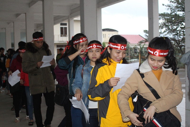 Từ sáng sớm, các bạn sinh viên đã đến xếp hàng để đăng ký hiến máu. Ảnh: Giang Thanh