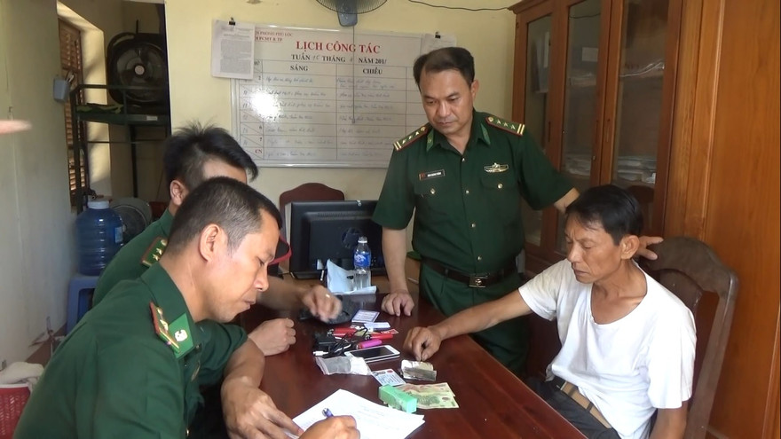 Đối tượng Đỗ Viết Tuấn (áo trắng) bị bắt giữ với tang vật là 25g heroin trong hành lý