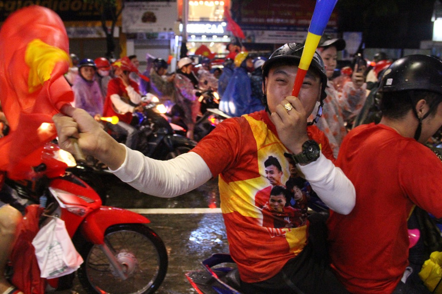 Ăn mừng trong mưa tầm tã cũng phải "chất" như dân Đà thành. Ảnh: Giang Thanh