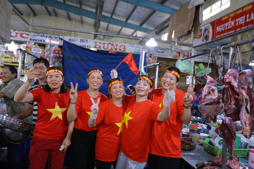 Tiểu thương Đà Nẵng đồng phục cờ đỏ sao vàng cổ vũ đội tuyển