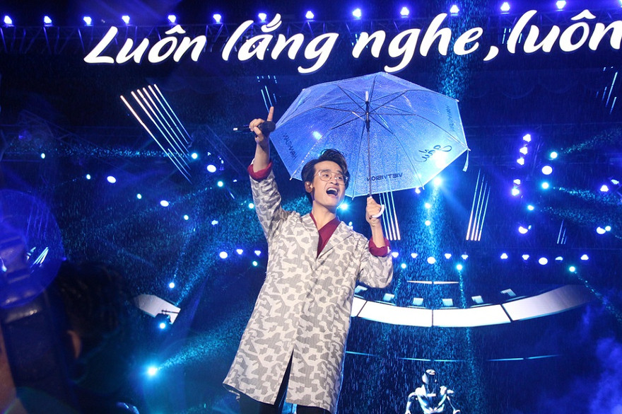 Hà Anh Tuấn, Thu Minh... đội mưa hát cùng khán giả Đà thành. Ảnh: Giang Thanh