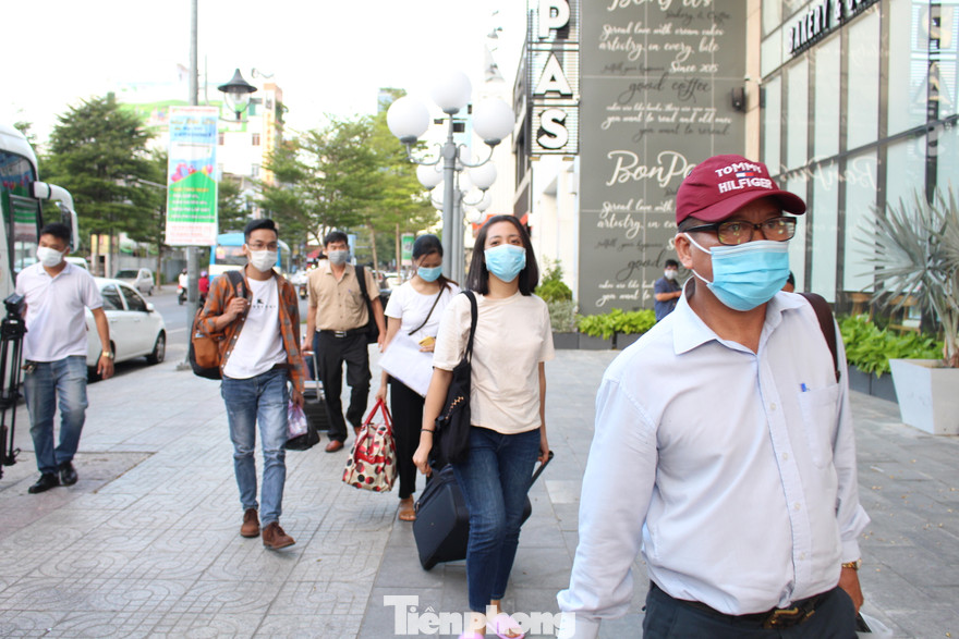 Chiều tối ngày 10/8, đoàn các y bác sĩ, nhân viên y tế “chi viện” của tỉnh Thừa Thiên Huế đã đến Đà Nẵng, sẵn sàng hỗ trợ thành phố trong công tác phòng, chống dịch bệnh COVID – 19. Ảnh: Giang Thanh