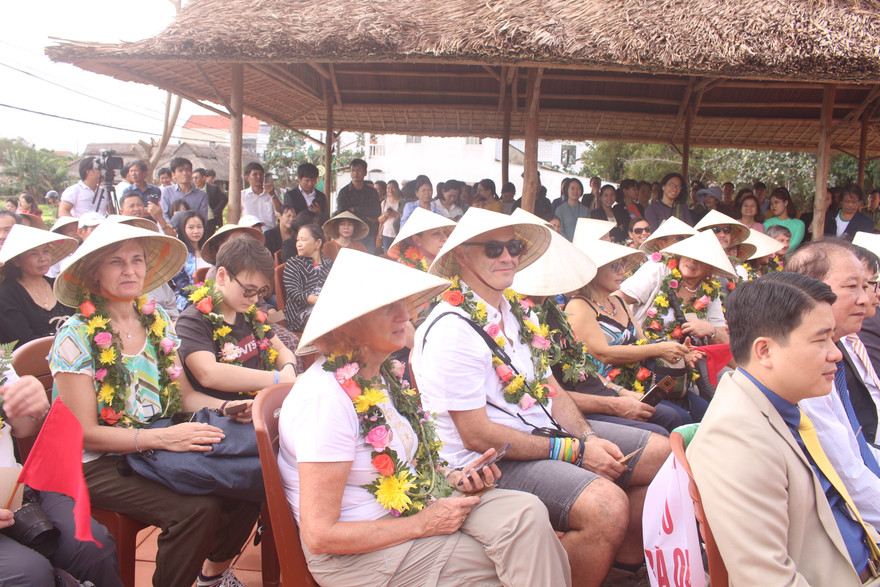 Sáng 1/1, UBND TP Hội An (tỉnh Quảng Nam) đã đón đoàn khách quốc tế đầu tiên xông đất phố cổ năm 2020, đồng thời, khai trương Điểm tham quan trải nghiệm làng rau Trà Quế