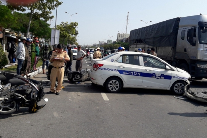 Vụ tai nạn liên hoàn giữa xe taxi, xe tải đầu kéo và 4 xe máy khiến 5 người bị thương