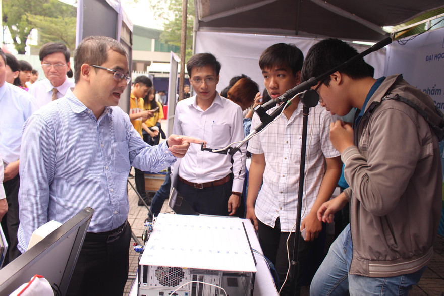Festival khoa học công nghệ trong sinh viên Đại học Đà Nẵng 2019 (Festival IoT 2019) thu hút sự tham gia của hàng trăm sinh viên yêu công nghệ Đà Nẵng