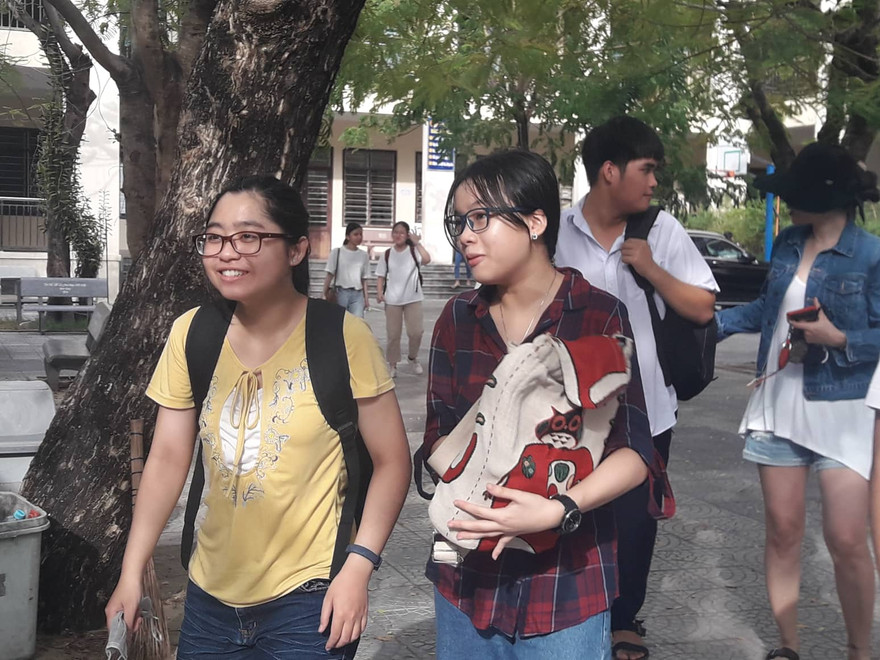 Nhiều thí sinh bày tỏ sự hồi hộp trong khi theo dõi sĩ tử cả nước bước vào kì thi THPT Quốc gia đợt 1