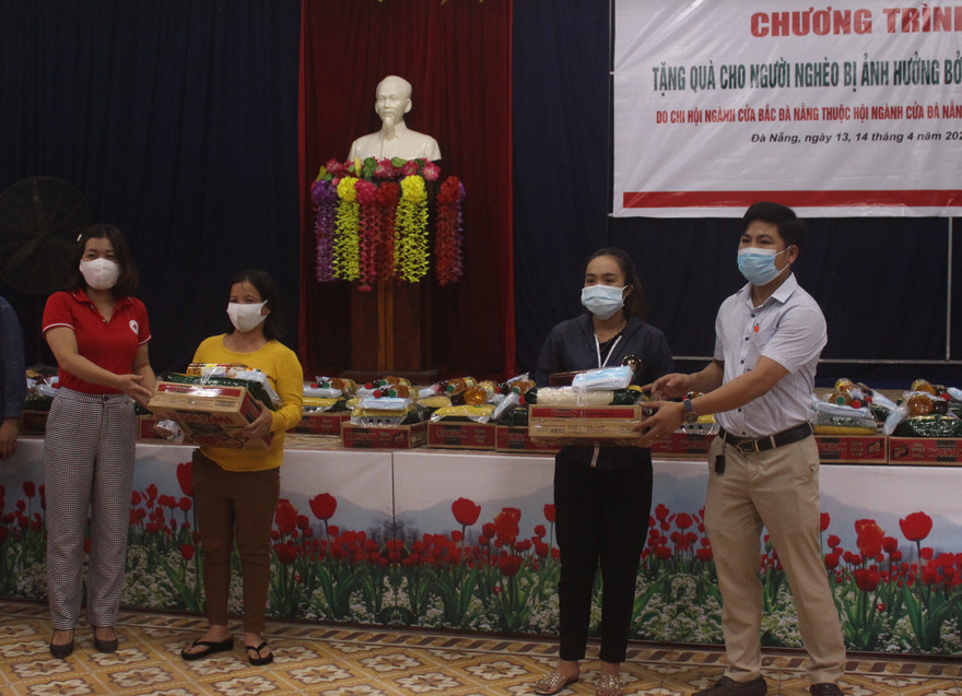 Từ ngày 13/4 đến ngày 19/4, Hội Chữ thập đỏ TP Đà Nẵng phối hợp với một số doanh nghiệp, đơn vị tặng quà, các nhu yếu phẩm cần thiết cho người nghèo bị ảnh hưởng vì dịch bệnh COVID - 19 trên địa bàn với tổng trị giá hơn 200 triệu đồng