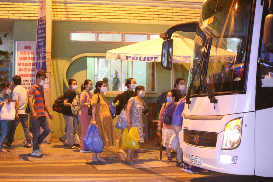 Sau khi có kết quả xét nghiệm SARS-CoV-2 đối với các y bác sĩ và nhân viên y tế, Bệnh viện Đà Nẵng sẽ chia làm 2 ca luân phiên nhau điều trị tại bệnh viện và cách ly tập trung