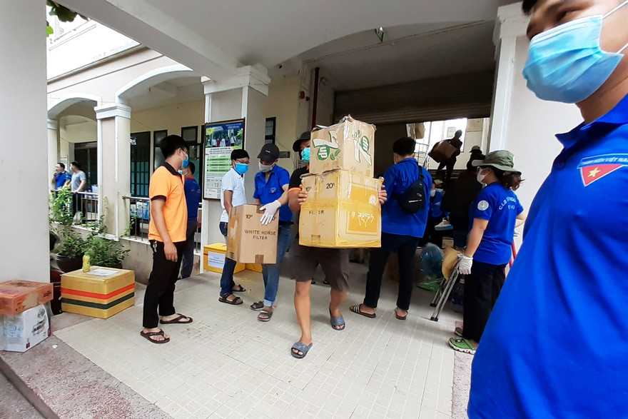 Hơn 200 ĐVTN của Quận Đoàn Liên Chiểu (Đà Nẵng) vẫn tiếp tục dọn dẹp kí túc xã ĐH Sư Phạm (ĐH Đà Nẵng) để sớm bàn giao cho UBND Quận tiếp quản, làm nơi cách ly tập trung. Ảnh: Giang Thanh