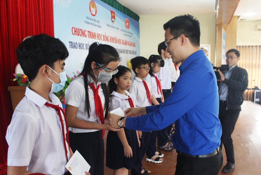 BTC chương trình trao 50 suất học bổng cho cán bộ Đoàn, Đội có hoàn cảnh khó khăn vượt khó học tốt