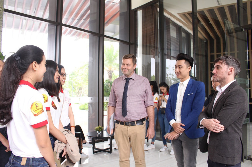 Các thí sinh tham dự vòng chung kết cuộc thi Hoa khôi Sinh viên Việt Nam 2018 tự tin bước vào phần thi hùng biện tiếng Anh