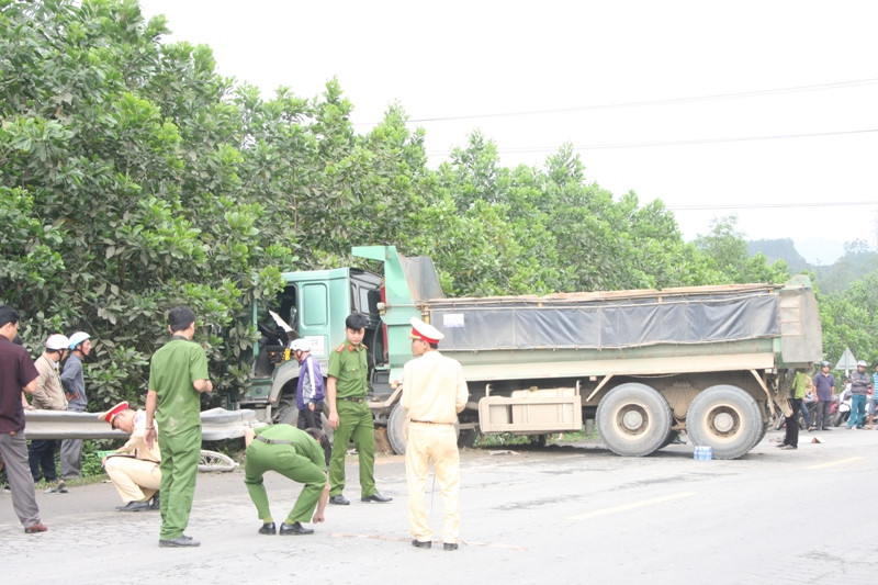 Xe tải sau khi gây tai nạn chết người tiếp tục đâm "toạc" rào chắn rồi quay ngang đường gây ùn tắc