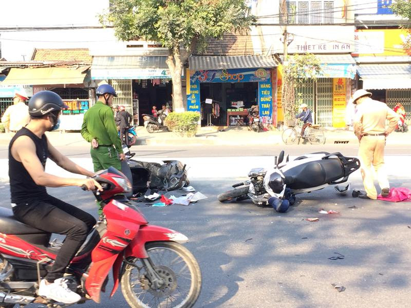 Vụ tai nạn xe máy nghiêm trọng khiến cô giáo về hưu và 1 đôi nam nữ bị thương nặng