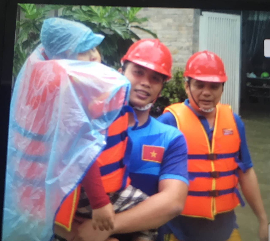 Nhiều hộ gia đình, trẻ nhỏ và sinh viên được giải cứu ra khỏi khu vực ngập lụt nặng