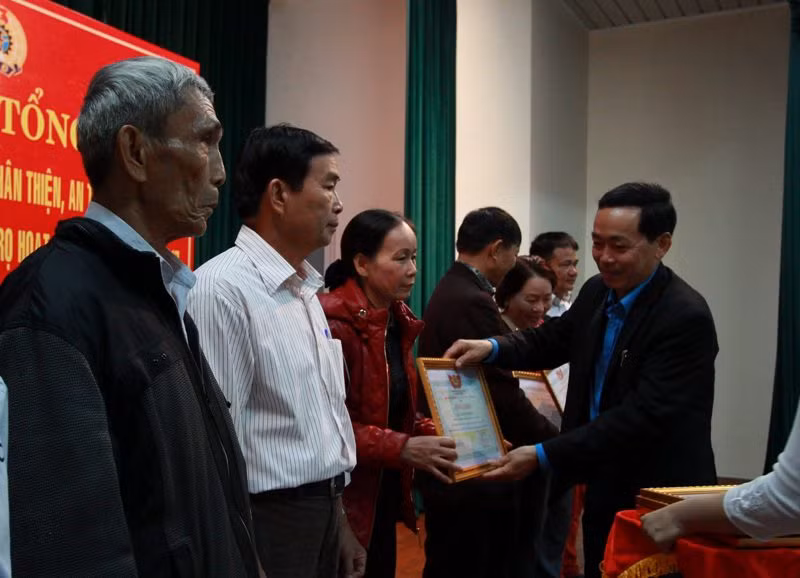 LĐLĐ TP Đà Nẵng tặng bằng khen cho 10 tập thể và 10 cá nhân có thành tích xuất sắc trong xây dựng mô hình Tổ tự quản