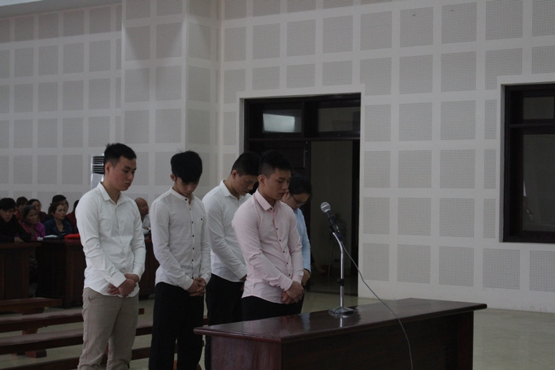 Các bị cáo Nguyễn Ngọc Hùng, Nguyễn Thành Nam, Hồ Tô Rít, Nguyễn Thị Tường Vy, Hồ Đăng Khánh tại tòa. Ảnh: Giang Thanh