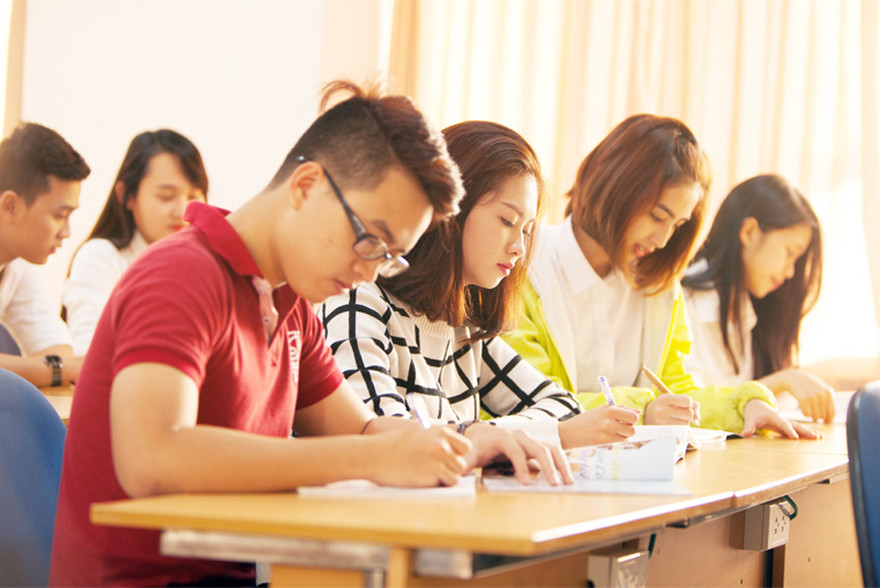 Ông Phùng Xuân Nhạ - Bộ trưởng GD&ĐT cho rằng, học phí thấp khó mong đợi chất lượng cao.