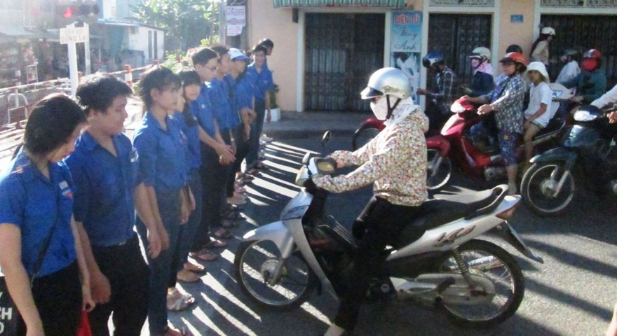 “Hàng rào” tình nguyện do ĐVTN thành phố Huế lập nên, giúp điểu tiết giao thông, bảo đảm cho thí sinh đến điểm thi đúng giờ. Ảnh: Kim Hương